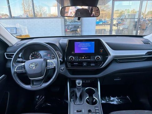 Used 2023 Toyota Highlander LE image 9