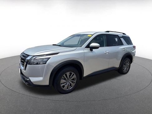 Used 2025 Nissan Pathfinder SV FWD image 4