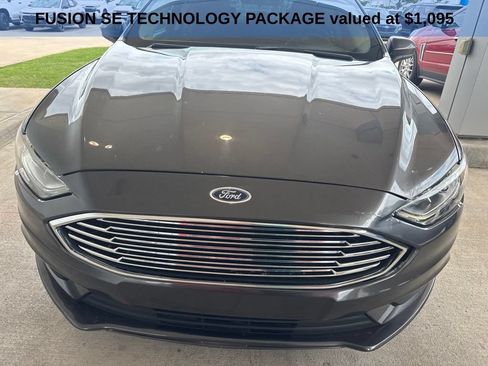 Used 2018 Ford Fusion SE w/ Fusion SE Technology Package FWD image 2