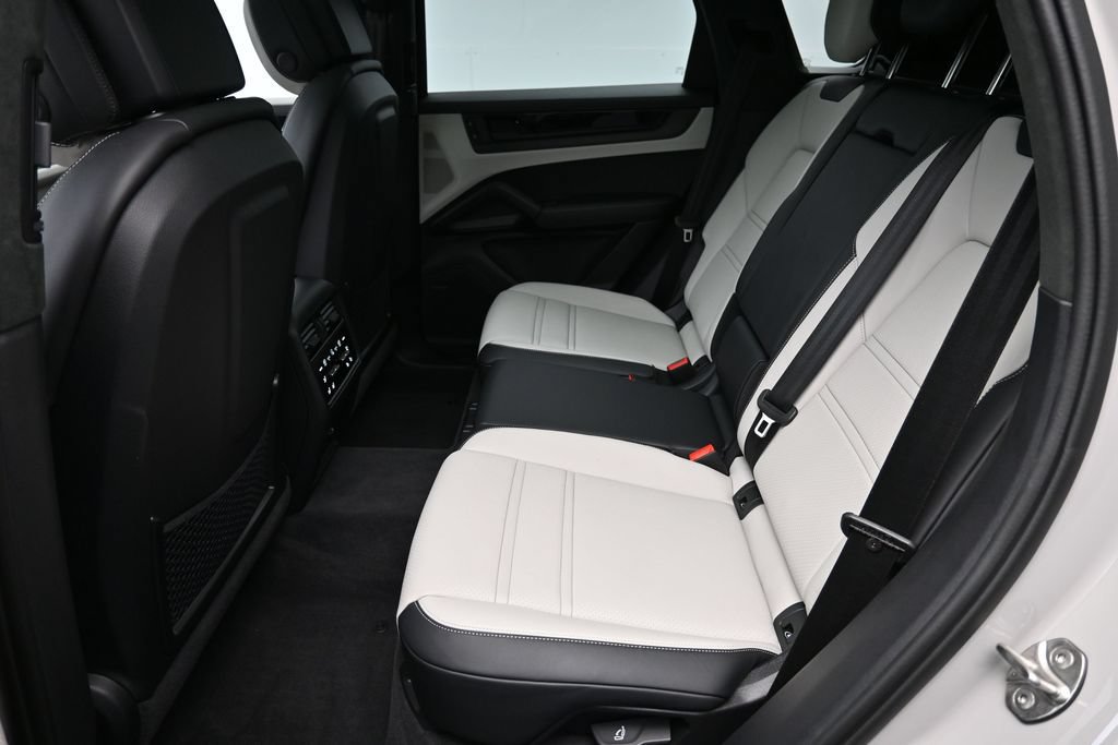 Certified 2026 Porsche Cayenne GTS AWD/4WD image 7