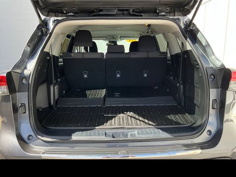 Used 2023 Toyota Highlander L FWD image 11