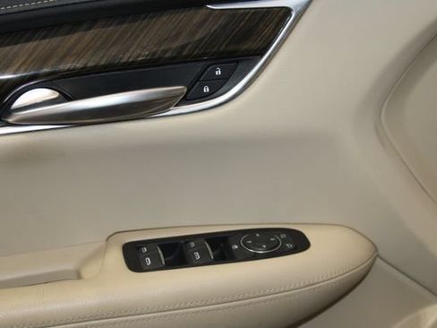 Used 2019 Cadillac XT5 FWD image 9