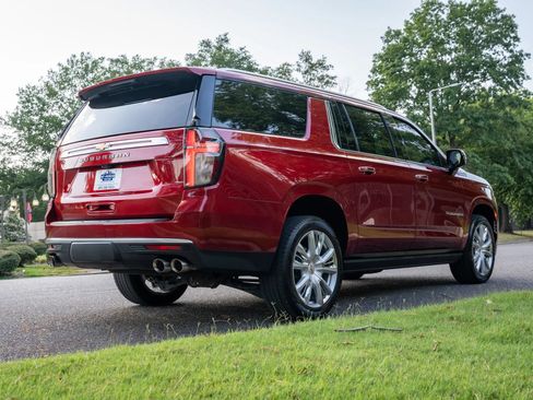 Used 2021 Chevrolet Suburban High Country w/ Premium Package AWD/4WD image 5