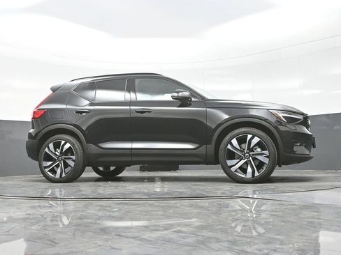 Used 2024 Volvo XC40 B5 Plus image 24