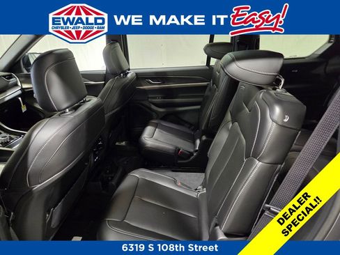 New 2025 Jeep Grand Cherokee L Limited w/ Black Appearance Package AWD/4WD image 11