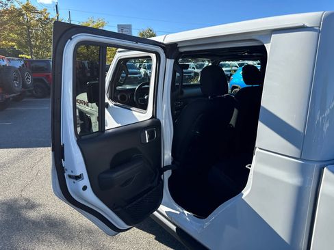 Used 2023 Jeep Gladiator Mojave w/ Cold Weather Group image 29