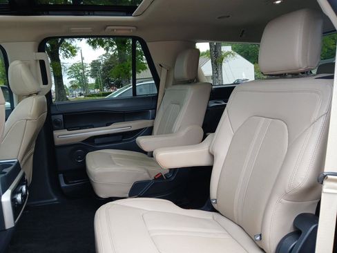 Used 2022 Ford Expedition Limited image 13
