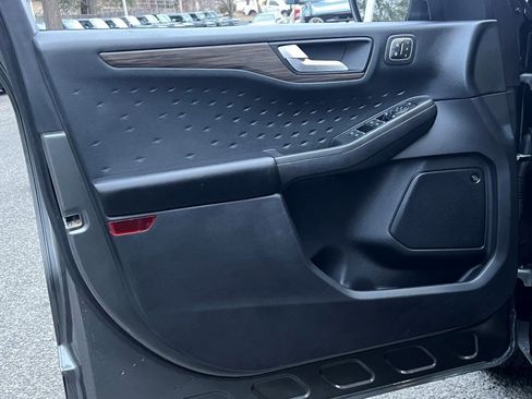 Used 2020 Ford Escape Titanium image 17