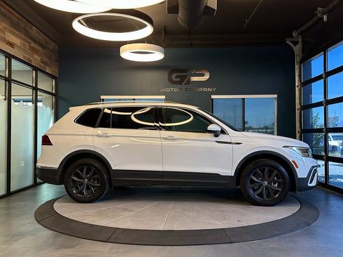 Used 2024 Volkswagen Tiguan SE image 2