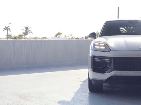 Certified 2025 Porsche Cayenne Turbo w/ Technology Package AWD/4WD image 12