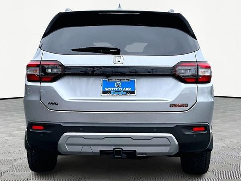 Used 2025 Honda Pilot TrailSport image 7