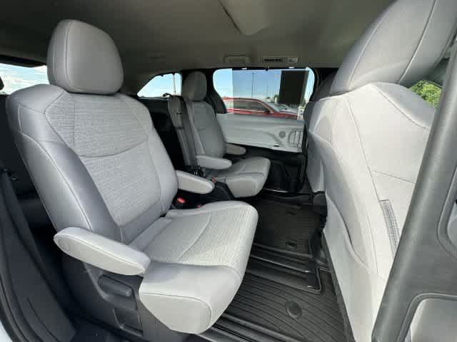 Used 2026 Toyota Sienna LE AWD/4WD image 21