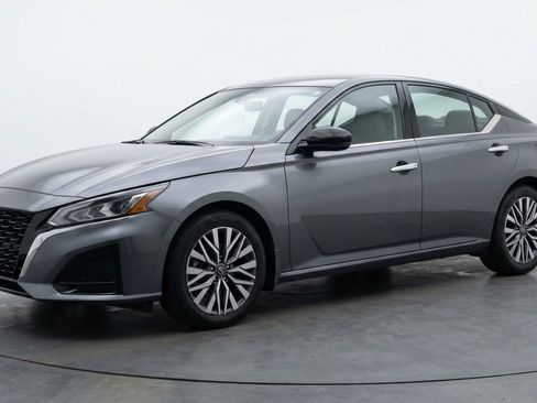 Used 2025 Nissan Altima 2.5 SV FWD image 3