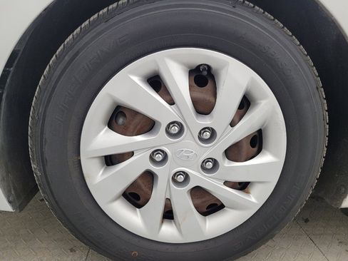 Used 2017 Hyundai Elantra SE image 31