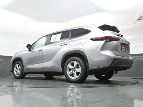 Used 2024 Toyota Highlander LE AWD/4WD image 31