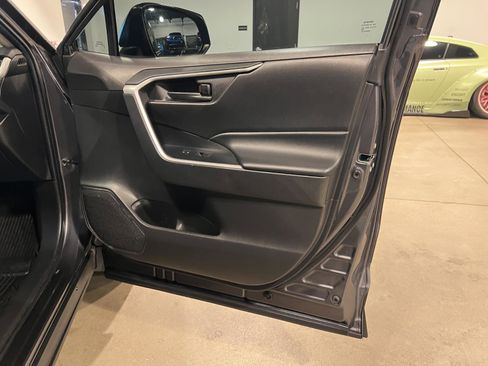 Used 2022 Toyota RAV4 LE AWD/4WD image 36