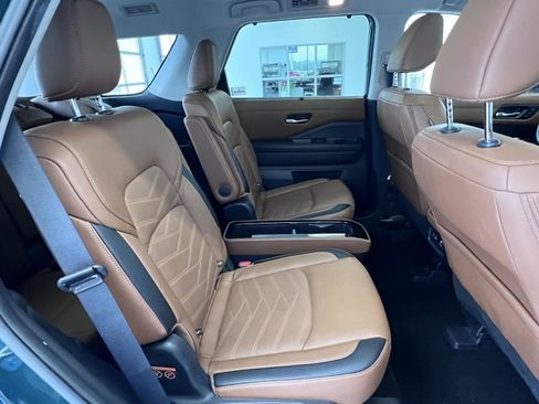Used 2024 Nissan Pathfinder Platinum AWD/4WD image 18