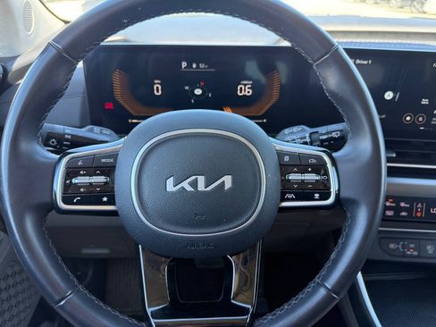 Used 2025 Kia Carnival FWD image 25
