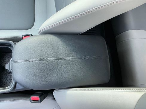Used 2020 Toyota RAV4 XLE Premium FWD image 20