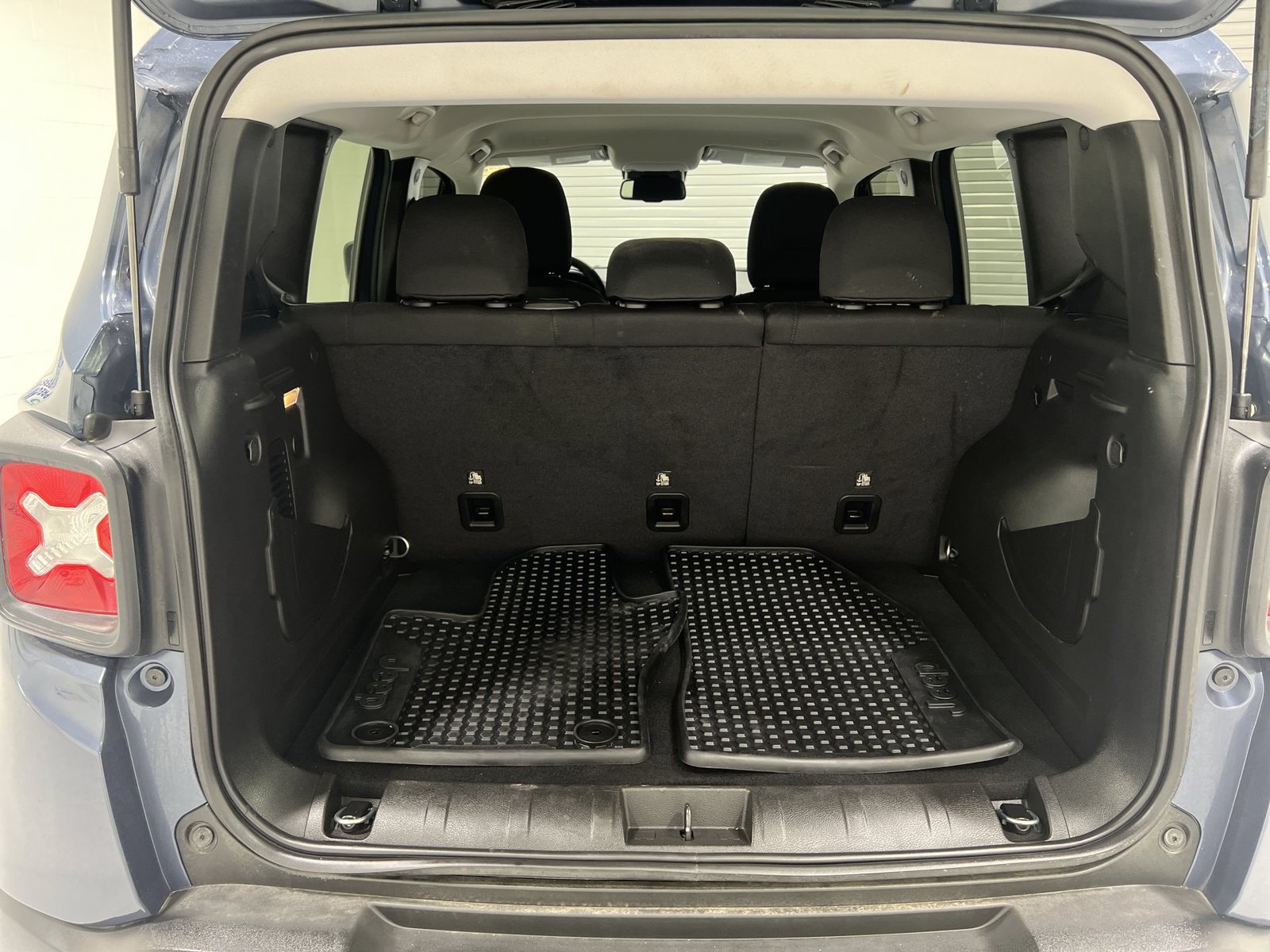Used 2023 Jeep Renegade Latitude w/ Premium Group AWD/4WD image 23