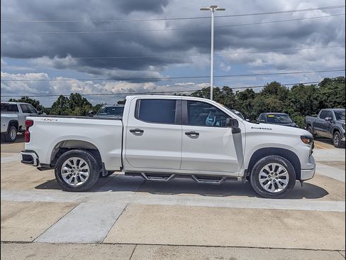 Certified 2022 Chevrolet Silverado 1500 Custom AWD/4WD image 6