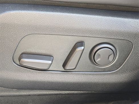 Used 2024 Kia Carnival EX image 18