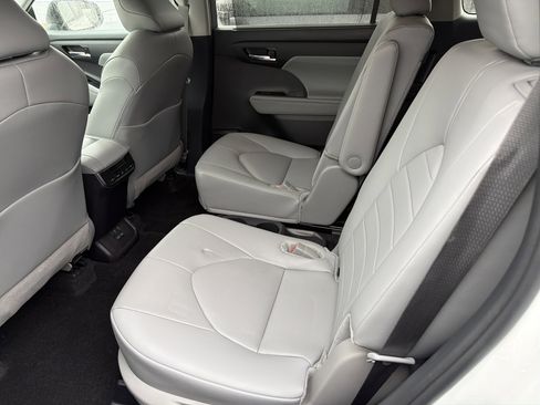 Used 2024 Toyota Highlander XLE image 25