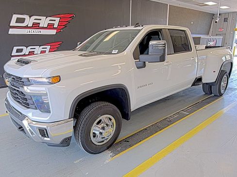 Used 2024 Chevrolet Silverado 3500 LT w/ Convenience Package AWD/4WD image 1