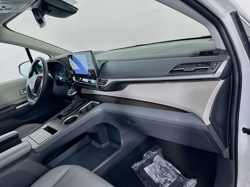 Used 2024 Toyota Sienna XLE image 29