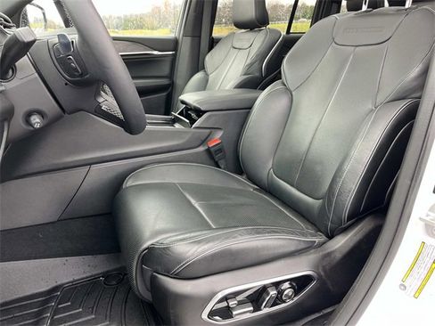 Used 2024 Jeep Grand Cherokee Overland w/ Luxury Tech Group IV image 35