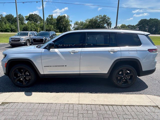 Used 2024 Jeep Grand Cherokee L Limited w/ Black Appearance Package RWD image 3