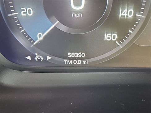 Used 2020 Volvo XC40 T5 Momentum w/ Protection Package Premier image 13