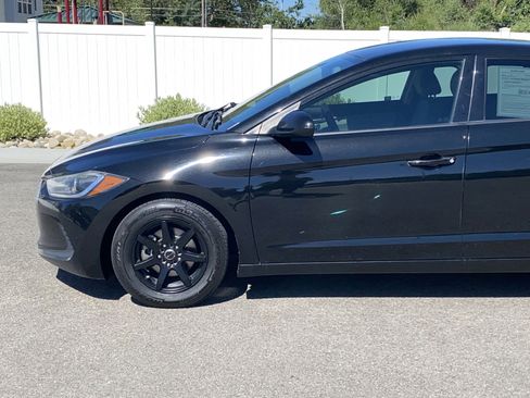Used 2017 Hyundai Elantra SE FWD image 2