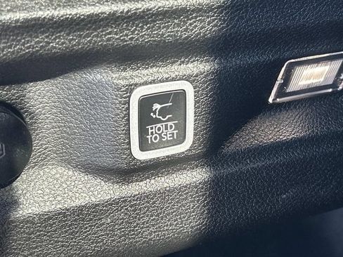 Used 2023 Jeep Grand Cherokee L Altitude AWD/4WD image 12