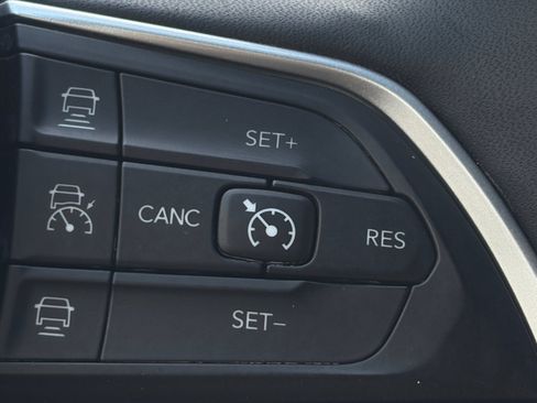 Used 2023 Jeep Grand Cherokee Limited AWD/4WD image 19