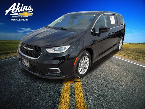 Used 2024 Chrysler Pacifica Touring-L image 1