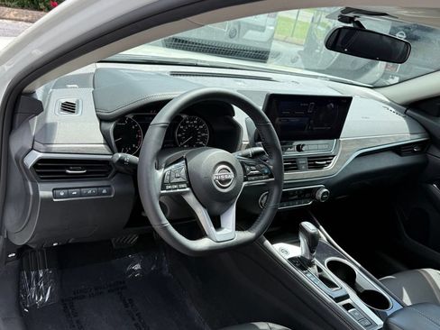 Used 2025 Nissan Altima 2.5 SL FWD image 3