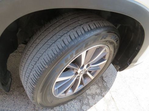 Used 2019 Toyota Highlander XLE image 12