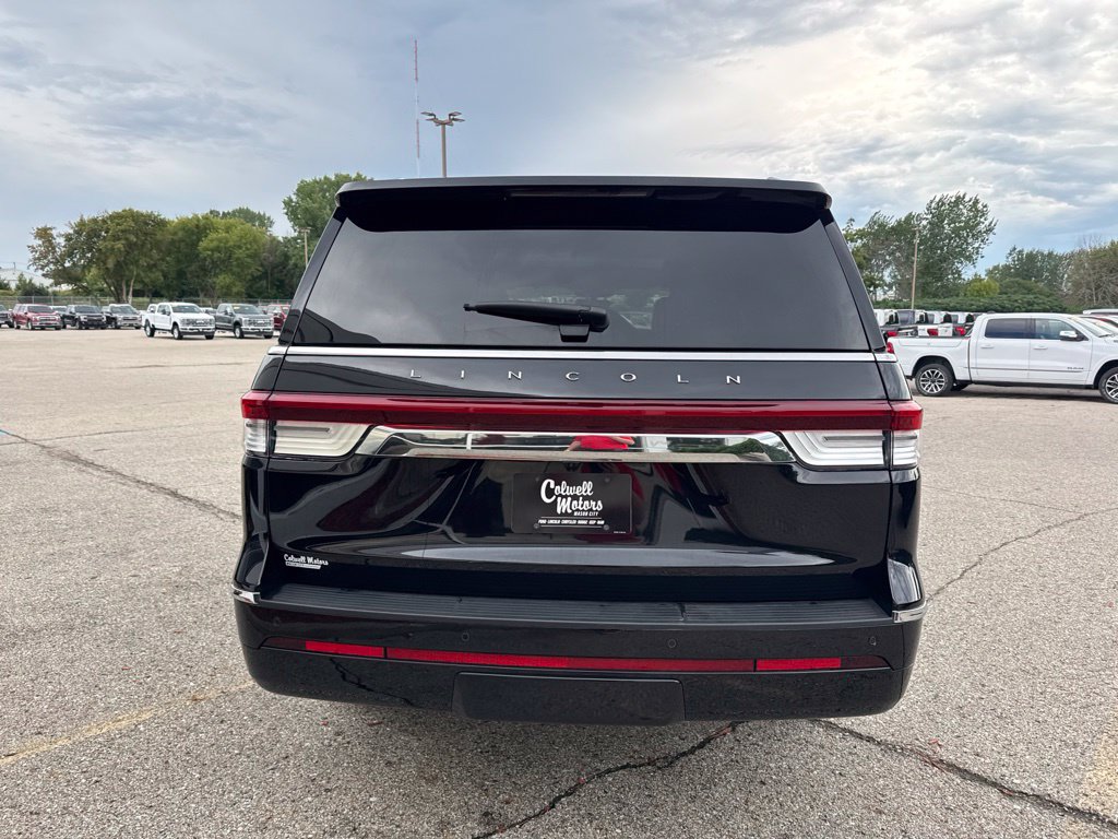 Used 2024 Lincoln Navigator L Reserve AWD/4WD image 4