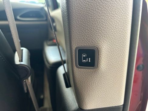 Used 2024 Chrysler Pacifica Touring-L FWD image 27