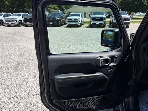 Used 2019 Jeep Wrangler Unlimited Sahara AWD/4WD image 15