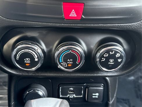 Used 2017 Jeep Renegade Latitude AWD/4WD image 27