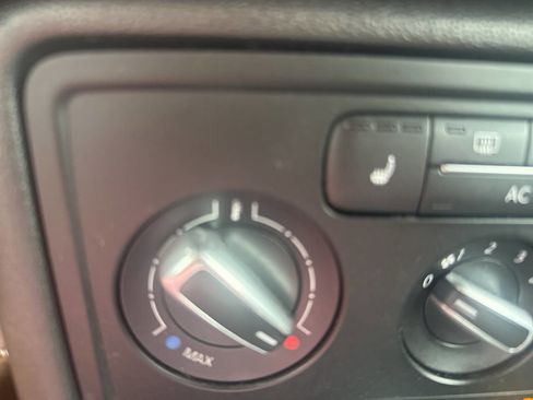 Used 2012 Volkswagen Beetle Launch Edition image 39