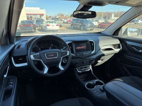 Used 2023 GMC Terrain SLE w/ Driver Convenience Package image 17