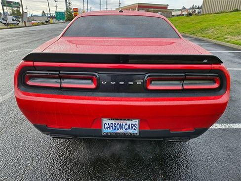 Used 2015 Dodge Challenger SXT image 4