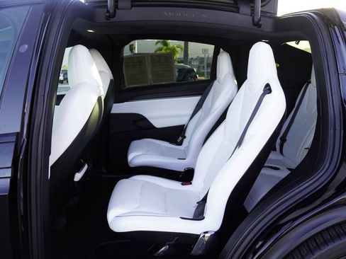 Used 2022 Tesla Model X Plaid image 17