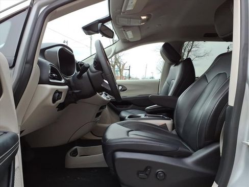 Used 2024 Chrysler Pacifica Touring-L image 13