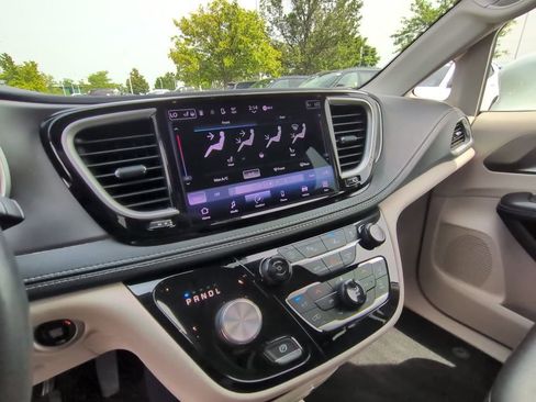 Used 2022 Chrysler Pacifica Touring-L AWD/4WD image 11