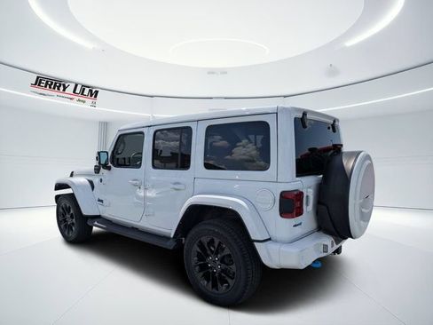 Used 2021 Jeep Wrangler Unlimited Sahara AWD/4WD image 5