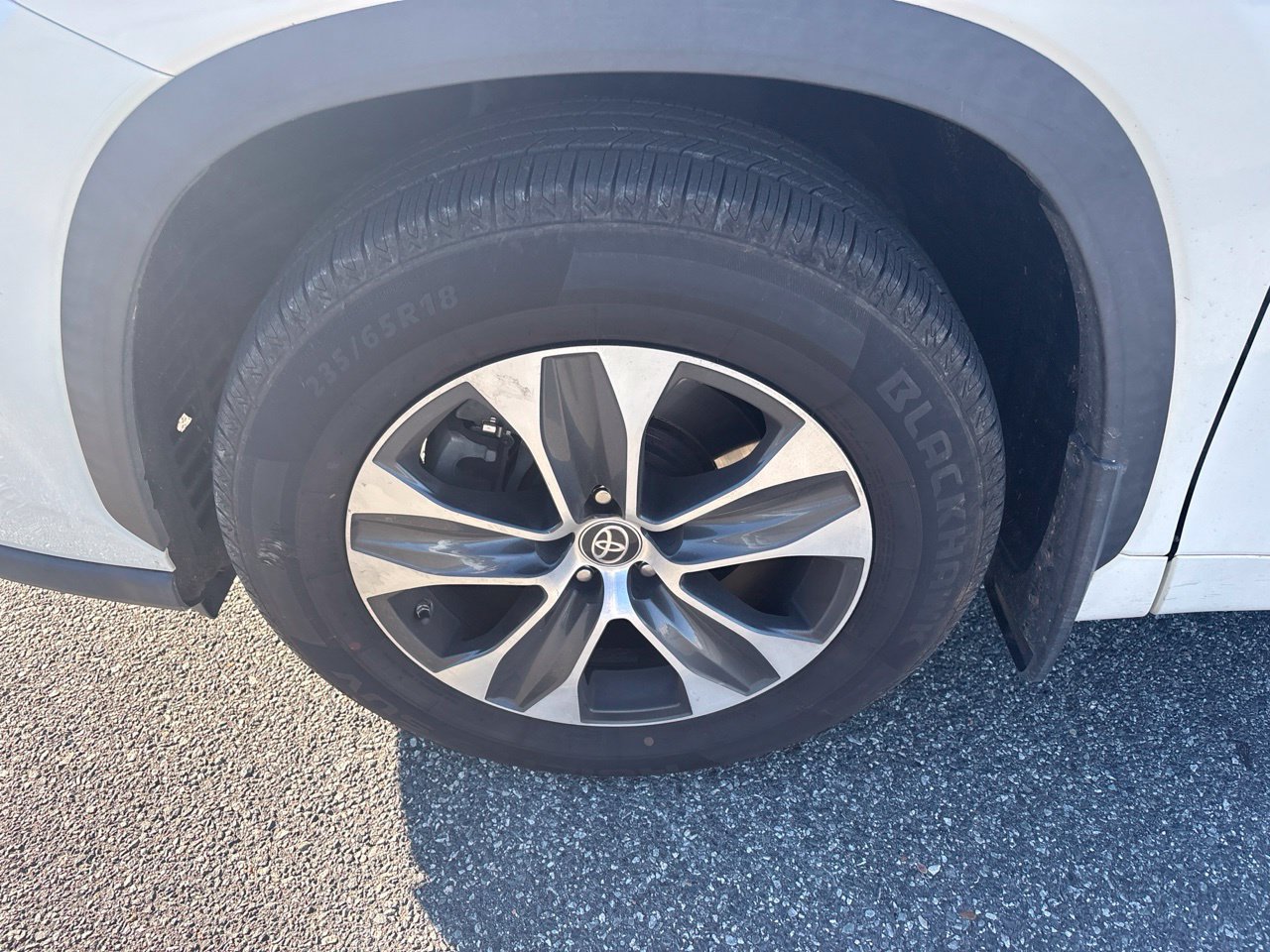 Used 2021 Toyota Highlander XLE AWD/4WD image 11